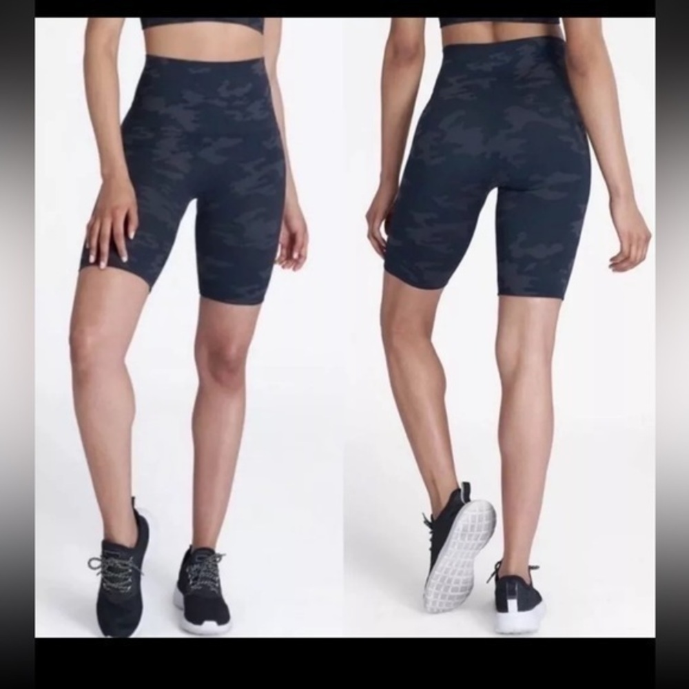 NWT SPANX Look At Me Now Camo Seamless Women’s Bike Shorts Size M
